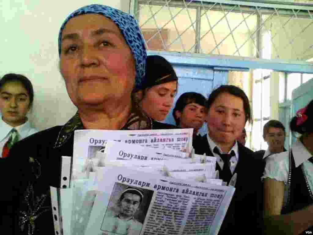Ismat Rahimiyning singillaridan biri akasi xotirasiga bag'ishlab yig'ilgan kitob va maqolalarni bag'ridan uzgisi kelmaydi