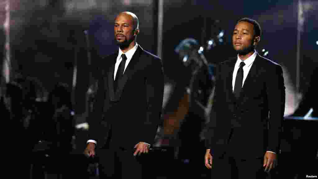 Common, (à esquerda), e John Legend após a perfomance de "Glory", a música do filme "Selma" na 57ª gala anual dos Prémios Grammy, Los Angeles, Califórnia, Fev. 8, 2015.