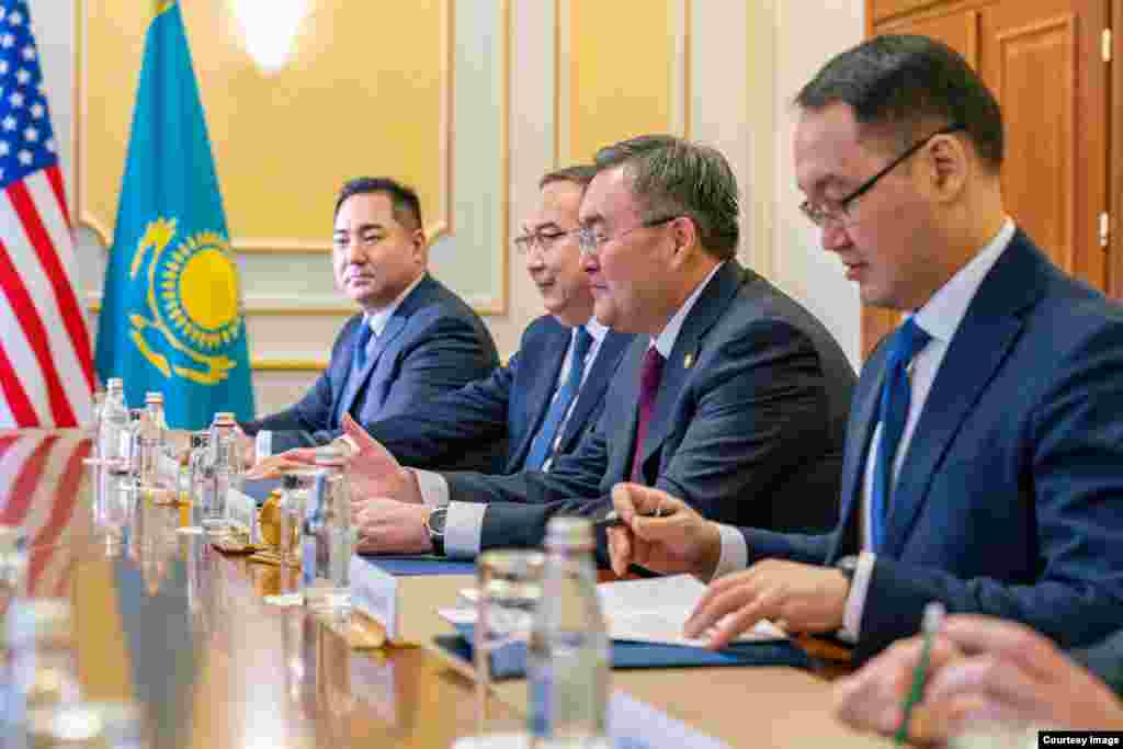 2-fevral kuni AQSh Davlat kotibi Mayk Pompeo Nur-Sultonda Qozog'iston Prezident Qosim-Jo'mart Tokayev, Tashqi ishlar vaziri Muxtor Tleuberdi bilan muloqot qildi. Pompeo Ameriika elchixonasida ham bo'ldi. Uyg'ur oilalar bilan ham uchrashdi. AQSh Qozog'iston va qo'shni davlatlarni Xitoyga biror uyg'urni topshirmaslikka chaqirmoqda.