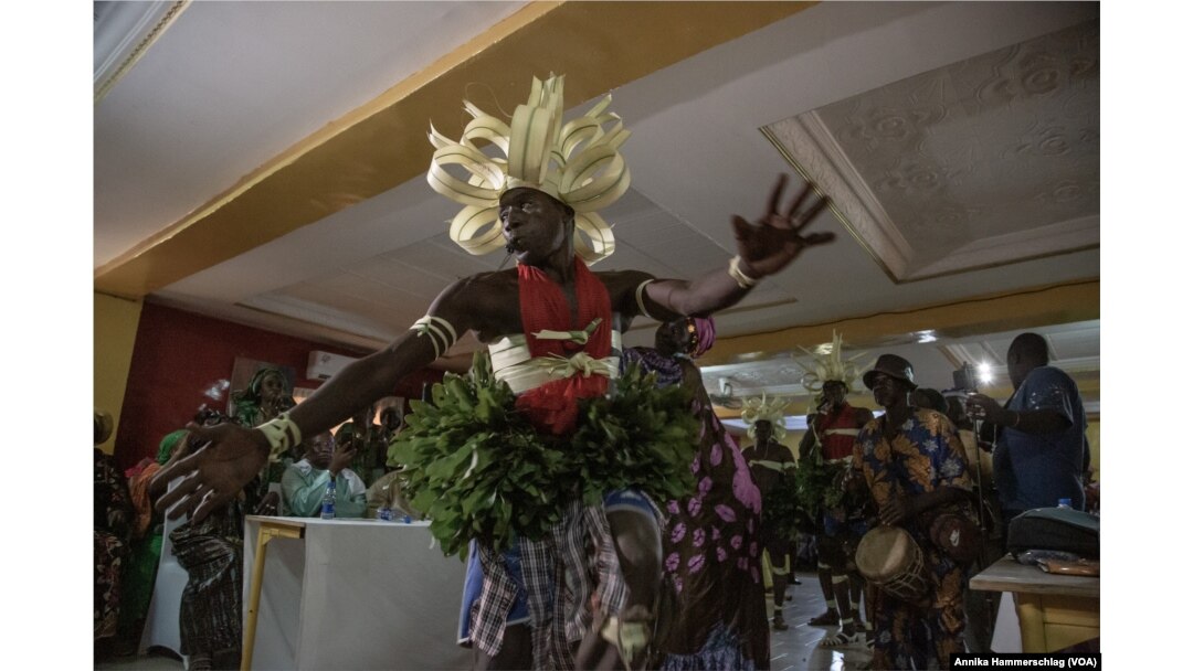 A dancer performs at at Senegal’s annual day of fonio in Kedougou, Senegal, Nov. 15, 2022. (Annika Hammerschlag/VOA)
