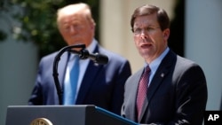 Mudofaa vaziri Mark Esper va Prezident Tramp