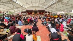 གདན་ས་བཀྲིས་ལྷུན་པོས་མང་ཚོགས་ལ་དགུར་གཏོར་གར་འཆམ་གཟིགས་འབུལ། 