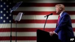 Donald Tramp Nevada shtating Rino shahrida saylovchilar oldida so'zlamoqda, 17-dekabr, 2023
