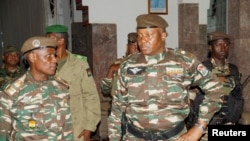 Jenerali Abdourahmane, kiongozi mpya wa Niger, apowasili kukutana na mawaziri huko Niamey, Niger Julai 28, 2023. Picha na REUTERS/Balima Boureima. 