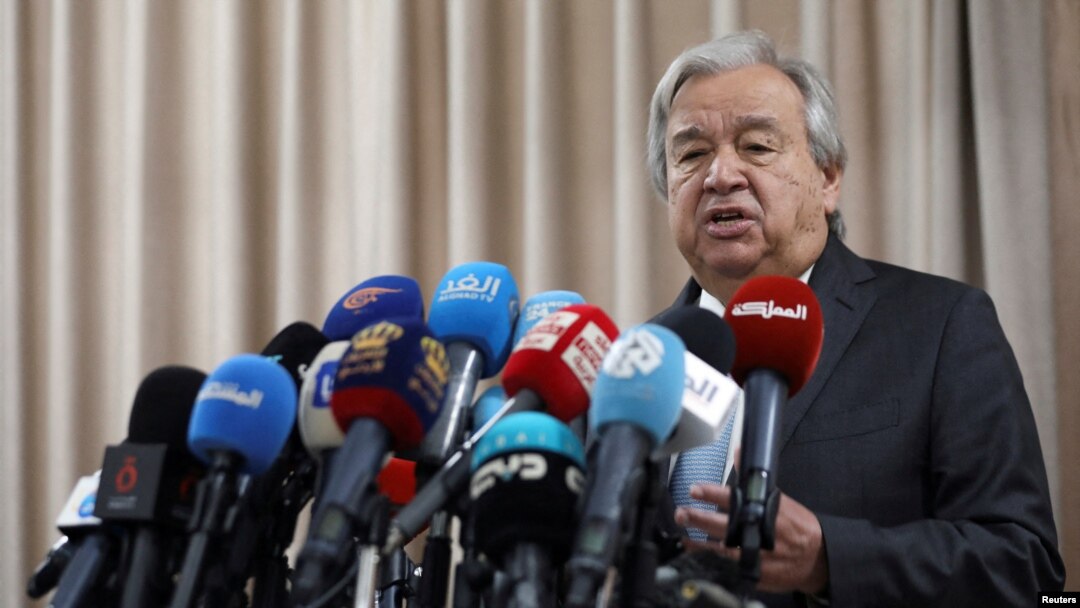 Katibu Mkuu wa UN Antonio Guterres akiongea katika mkutano wa waandishi wa habari ndani ya shule ya UNRWA katika kambi ya wakimbizi wa Palestina Al-Wehdat , Amman, Jordan, Machi 25, 2024. 