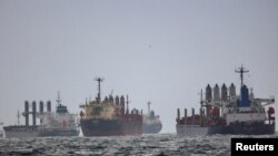 11 Aralık 2022 - Yük gemileri, Ukrayna'nın Karadeniz limanlarına ilerlemek
için İstanbul Boğazı açıklarında denetimden geçmeyi bekliyor.