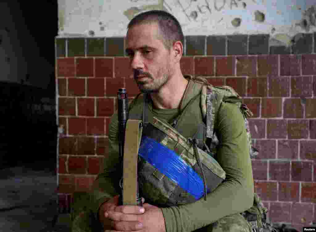 El ex ladrón de automóviles Bohdan Filonenko, de 32 años, tuvo una respuesta simple para los compañeros reclusos que criticaron su decisión de unirse al ejército ucraniano. "No me voy a morir", recordó haberles dicho. "Voy a servir y cambiar mi vida". REUTERS/Vyacheslav Madiyevskyy