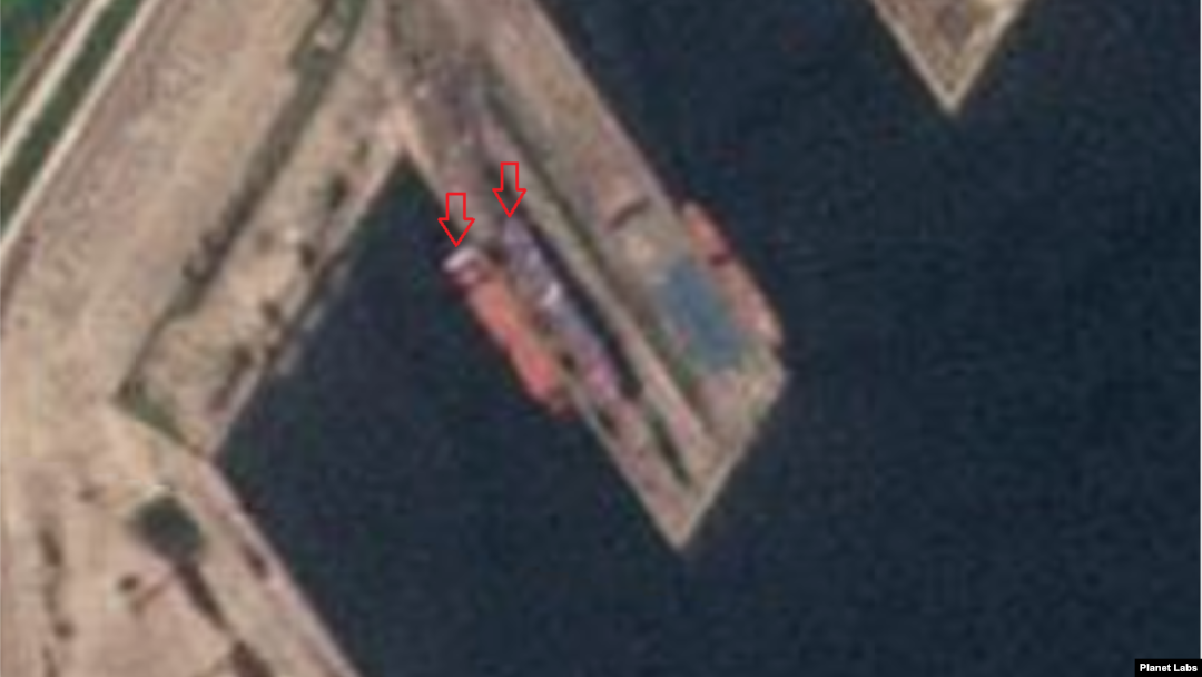 지난 8월 26일 북한 라진항의 북한 전용 부두에 길이 120m 선박(왼쪽 화살표)이 포착됐다. 바로 옆에는 컨테이너 더미(오른쪽 화살표)가 자리해 있다. 사진=Planet Labs