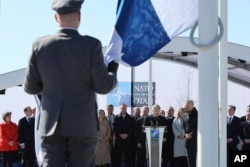 4-aprel, 2023: Finlyandiya Prezidenti Sauli Niinisto Bryusselda NATO qarorgohi oldida so'zlamoqda. Uning davlati bayrog'i endi a'zolar qatorida hilpirab turibdi.