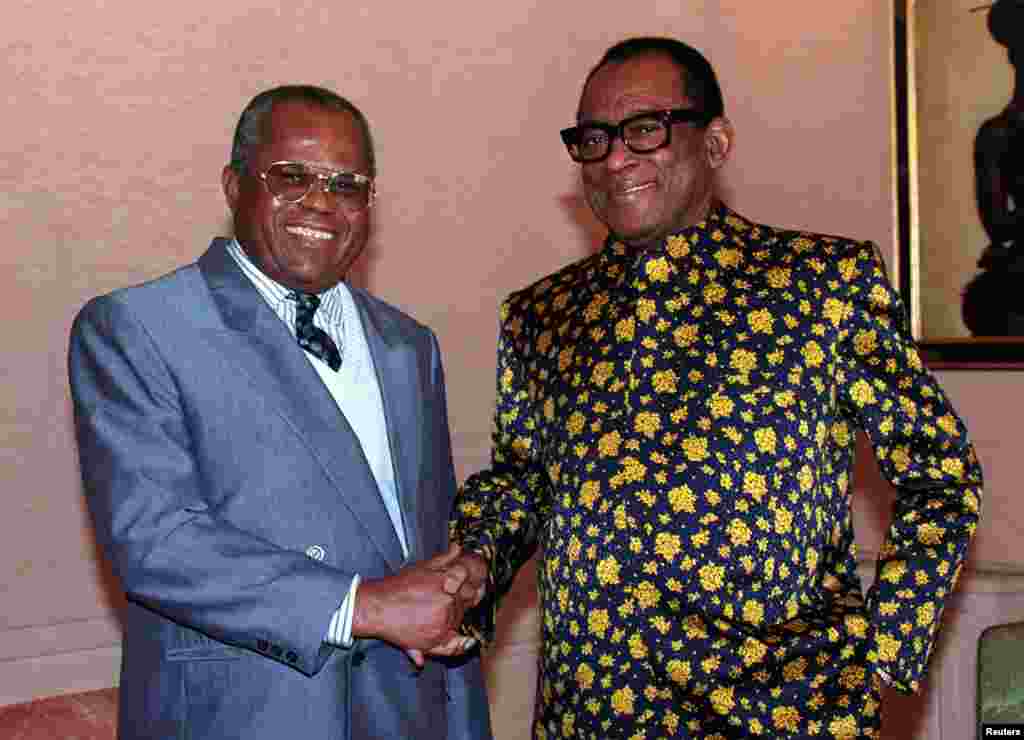 Président Mobutu Sese Seko (D) na monignga na ye, opposant Etienne Tshisekedi bakutani na villa Méterranéenne, na France, 21 sanza ya zomi na moko 1996