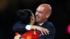 Jennifer Hermoso y Luis Rubiales se abrazan durante la entrega de premios del Mundial de Fútbol Femenino