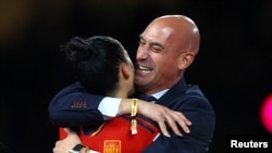 Jennifer Hermoso y Luis Rubiales se abrazan durante la entrega de premios del Mundial de Fútbol Femenino