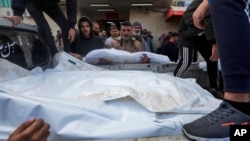 Isroil hujumlarida o'lgan falastinliklar G'azo Sektorining Dayral Balah shahridagi qabristonga qo'yilmoqda, 25-dekabr, 2023-yil