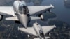 Italiya havo kuchlarining "Eurofighter Typhoon" jangovar samolyoti Livta osmonida, 12-sentabr, 2023 