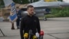4일 볼로디미르 젤렌스키 우크라이나 대통령이 공군의 F-16전투기를 배경으로 언론 인터뷰를 진행하고 있다.
