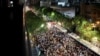 台湾民众聚集在台北的立法院外表达自己的政治意愿。(2024年5月24日)