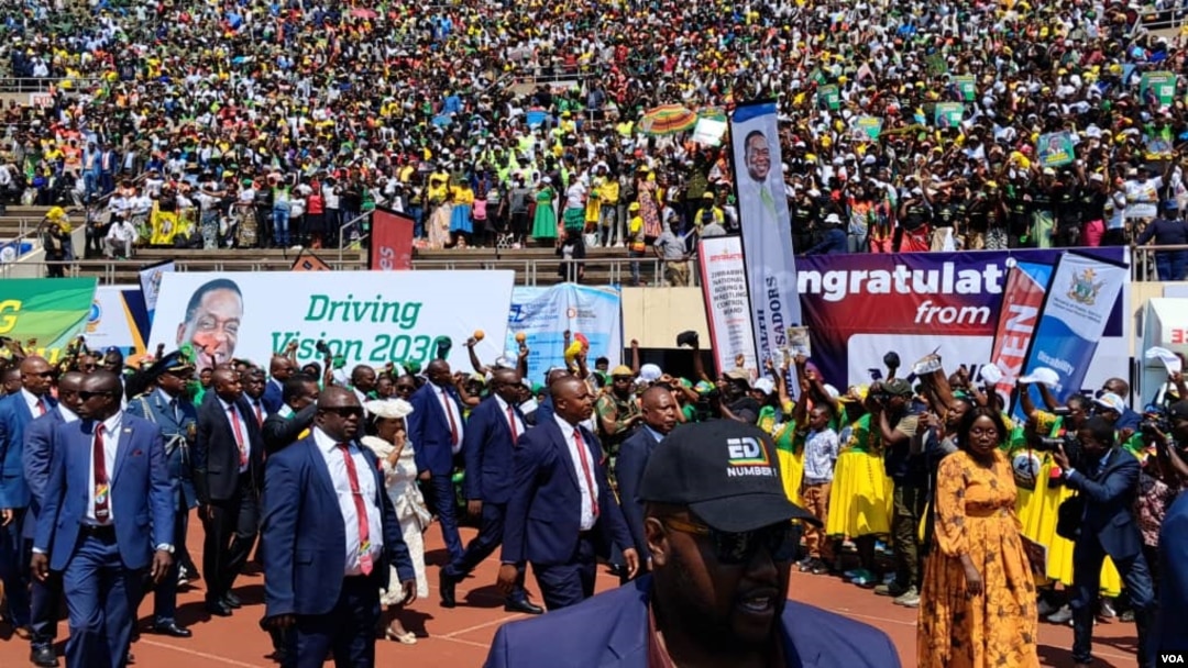 Umati mkubwa uliohudhuria kuapishwa kwa Rais wa Zimbabwe Emmerson Mnangagwa.