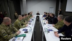 Presidenti Zelensky gjatë një takimi me drejtuesit ushtarakë ukrainas
