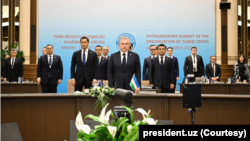 Hozircha Prezident Shavkat Mirziyoyevning uchunchi muddatga o'z nomzodini surishi aniq emas, ammo faollar nazarida, referendum aynan shuning uchun o'tkazilmoqda (president.uz)
