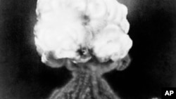 "Pečurka" posle eksplozije atomske bombe tokom Triniti testa izvedenog u julu 1945. u Novom Meksiku (Foto: AP)