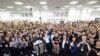 Tesla CEO'su Elon Musk, ABD'li elektrikli araç üreticisinin Şanghay'daki fabrikasında bir grup fotoğrafı için poz veriyor. - 1 Haziran 2023 (Tesla/Handout via Reuters)