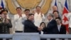 Nhà lãnh đạo Triều Tiên Kim Jong Un bắt tay ông Lý Hồng Trung, Phó Ủy viên trưởng Ủy ban Thường vụ Đại hội Đại biểu Nhân dân Toàn quốc Trung Quốc (Phó Chủ tịch Quốc Hội) trong một cuộc duyệt binh ở Bình Nhưỡng, ngày 27/7/2023.