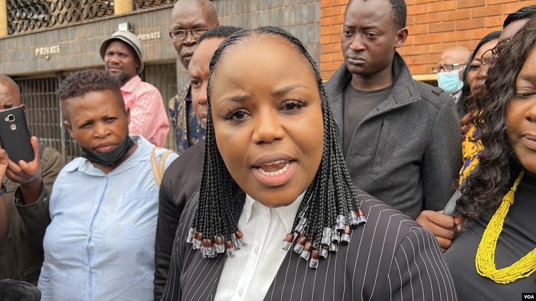 Fadzayi Mahere, the spokeswoman for the main opposition party, the Citizens' Coalition for Change, talks to journalists outside Harare Magistrate Courts, May 23, 2023. (Columbus Mavhunga/ VOA)