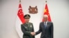 新加坡国防部长黄永宏在新加坡会晤到访的中国国防部长李尚福。（2023年6月1日）