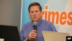 Phó giám đốc châu Á của Tổ chức Human Rights Watch Phil Robertson nói rằng lãnh vực tiến bộ duy nhất ở Miến Ðiện là sự kiện các Hội Chữ thập đỏ và Trăng lưỡi liềm Ðỏ được phép đến các nhà tù.