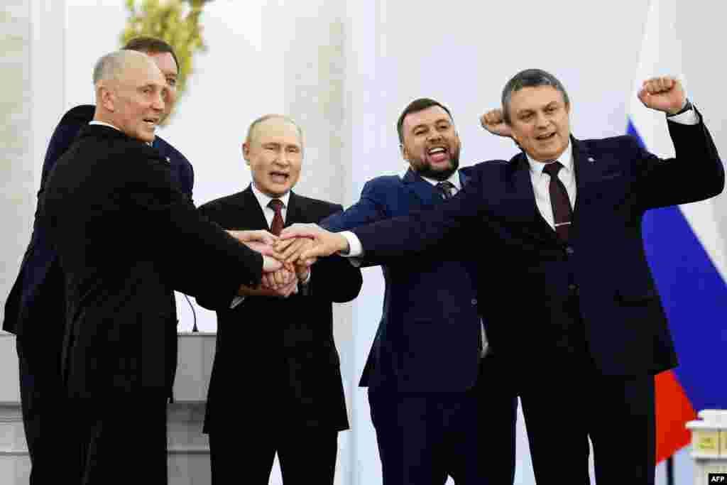 Rossiya Prezidenti Vladimir Putin Kremlda Ukrainadan ajralib chiqqan to&rsquo;rt viloyat rahbarlari bilan bu hududlarni Rossiya tarkibiga qo&rsquo;shish to&rsquo;g&rsquo;risida shartnoma imzoladi. Moskva.