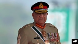 ښاغلي ډار د پوځ د مشر جنرل باجوه د پانګو په قانوني اړخ خبره نه ده کړې او نه یې د فېکټس فوکس د خبر په کره والي څه ویلي خو وايي د پلټنو لپاره یې د وزیر اعظم یو مشیر طارق محمود شاه ټاکلې او چې چا دغه رازونه ښکاره کړي نو پر ضد به یې ګام اخستل کېږي