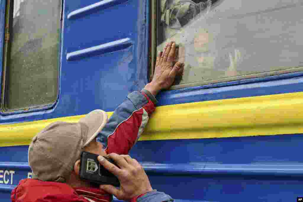 Temir yo'l bekati. BMT Qochqinlar agentligiga ko’ra, yetti kun ichida taxminan 830 ming odam Ukrainadan qo’shni davlatlarga qochgan. Kramatorsk.