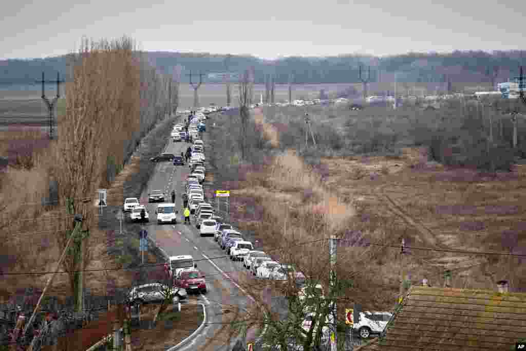 Urushdan qochgan oila a'zolarini olib ketishga kelganlar. Moldova. 