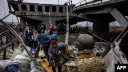Rossiya havo hujumi ortidan Irpin shahrini tark etayotgan aholi. Ukraina, 7-mart, 2022. 
