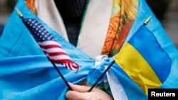 Прапори України та США під час мітингу, в місті Нью-Йорк.
