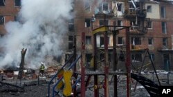Фото української Служби надзвичайних ситуацій: Пожежники на місці обстрілу будинку у Вишгороді, 23 листопада 2022 року. (AP Photo/Efrem Lukatsky)