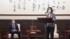 资料照：台湾总统蔡英文在台北会晤到访的澳大利亚前总理托尼·阿博特（Tony Abbott）。（2021年10月7日）