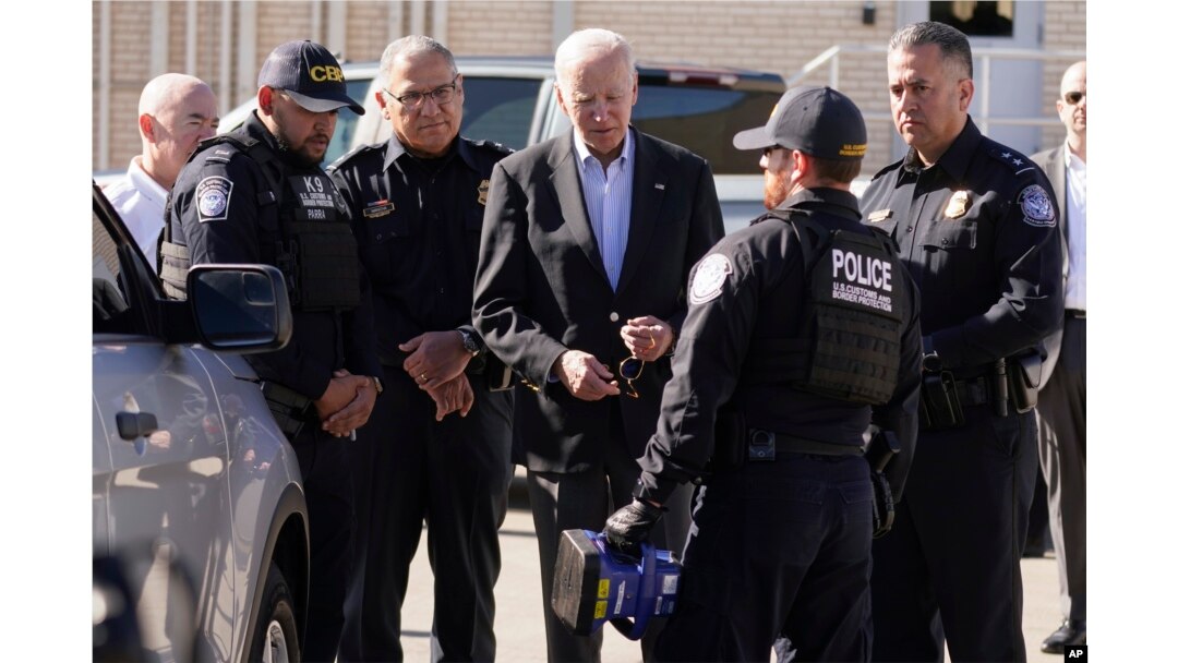 Biden asimama katika daraja la mlango wa bandari ya Marekani na azungumza na maafisa wa forodha na ulinzi wa mpakani na kumuonyesha vifaa vinavyotumika kukagua magari katika mpaka wa Marekani na Mexico, mji wa El Paso, Texas, Jan. 8, 2023.