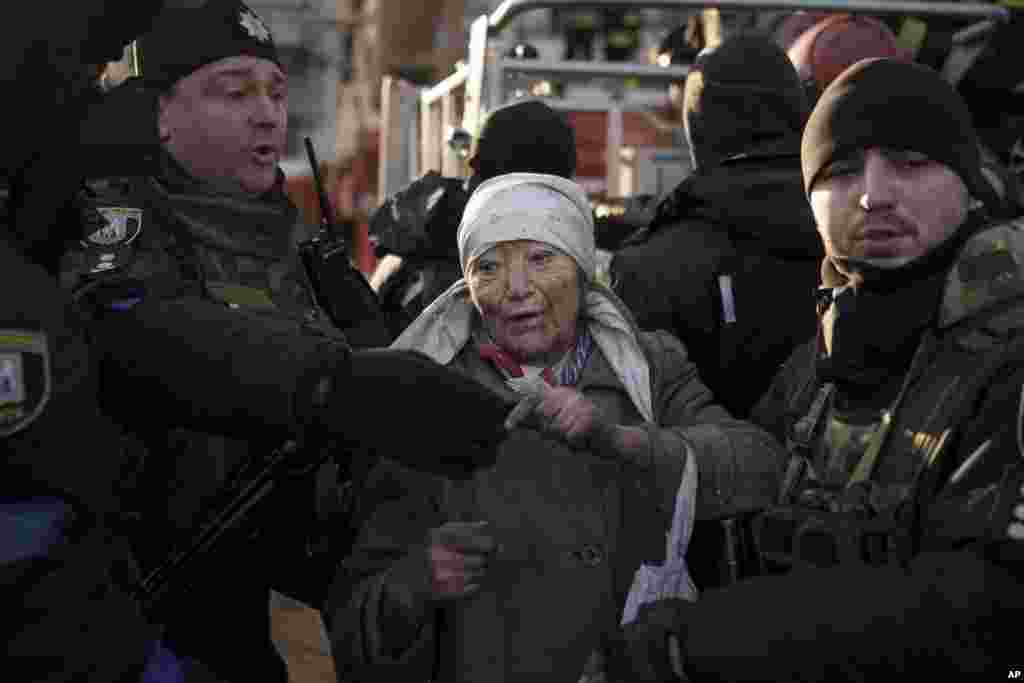Vayron bo&#39;lgan uydan chiqarib olingan ayol. Kiyev.&nbsp;