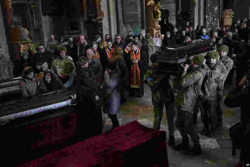 Urushda halok bo&#39;lgan harbiylarning dafn marosimi. Lvov.&nbsp;
