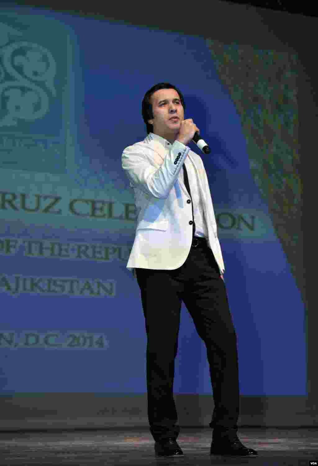 Virjiniyada tojikistonliklar Navro'zni nishonlamoqda, sahnada Tojikistondan kelgan taniqli san'atkor Jonibek Murodov