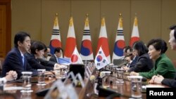 韩国总统朴槿惠和日本首相安倍晋三在首尔就慰安妇问题进行磋商。