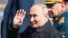 Le président Vladimir Poutine et le ministre de la Défense Sergueï Choïgou quittent la Place Rouge après le défilé militaire du jour de la Victoire dans le centre de Moscou, Russie le 9 mai 2022.