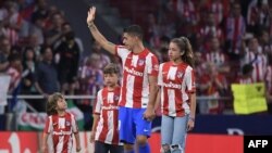 Luis Suarez dit au revoir aux supporters de l'Atletico Madrid au Wanda Metropolitano, Madrid, le 15 mai 2022.