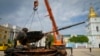 Ukraine đang cẩu một chiếc tank của Nga bị phá hủy để làm biểu tượng chiến tranh ở trung tâm Kyiv, 20 tháng Năm.