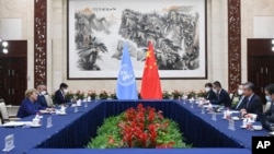 Xitoy Tashqi ishlar vazir Vang I BMT Inson huquqlari bo'yicha bosh komissari Mishel Bachelet bilan muloqotda, 23-may, 2022 