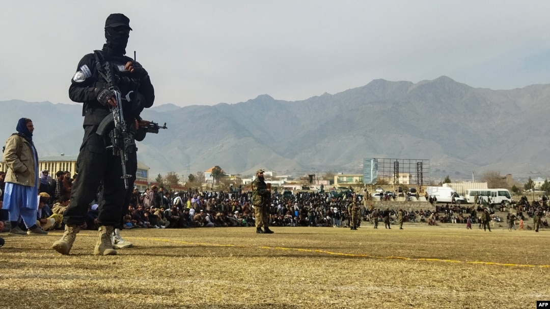 با وصف انتقادات گستردهٔ بین‌المللی از مجازات متهمان از سوی طالبان در محضرعام، طالبان از این اقدام دفاع کرده و آن را "درس عبرت" برای جامعه خوانده اند.