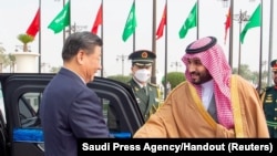Saudiya shahzodasi Muhammed bin Salmon Xitoy rahbari Si Zinpinni kutib olmoqda, Riyod, 8-dekabr, 2022 