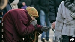 Kiyev rasmiylari so’zlariga ko’ra, 20 milliard dollarga teng oltin zaxirasi hamda 37 milliarddan ziyod kreditlar yo’qolgan.