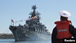 Umkhumbi wele Russia othiwa-MOSKVA, owadutshulwa ngamasotsha akwele Ukraine.